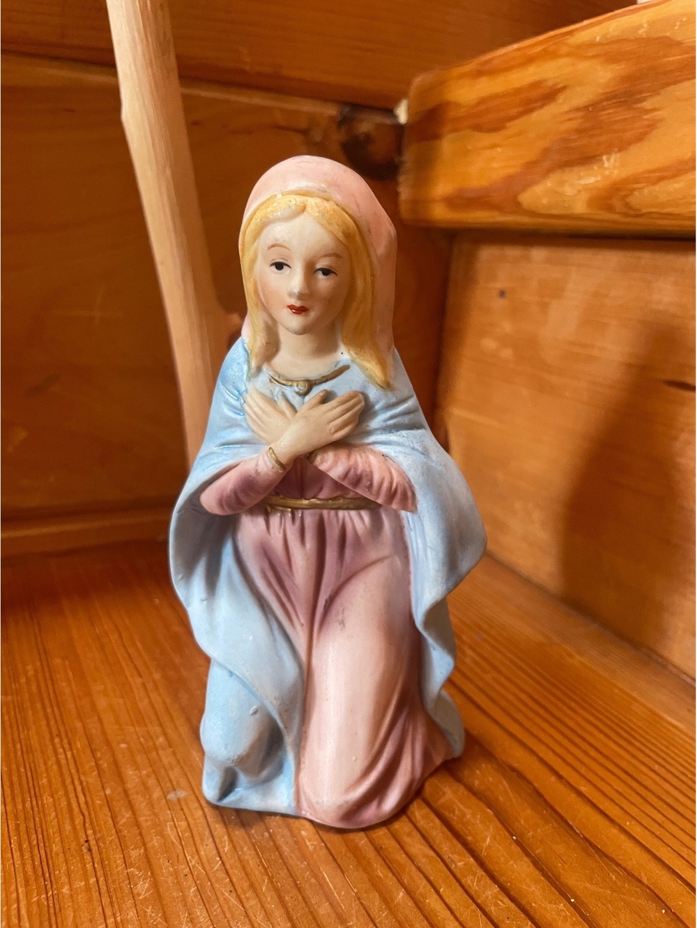 Mary nativity figurine